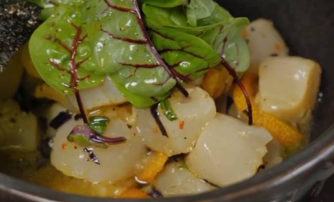 Тартар из морского гребешка с кумкватом под соусом понзу рецепт