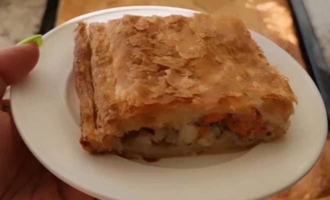 Быстрый пирог с рыбой, рисом и луком в духовке рецепт