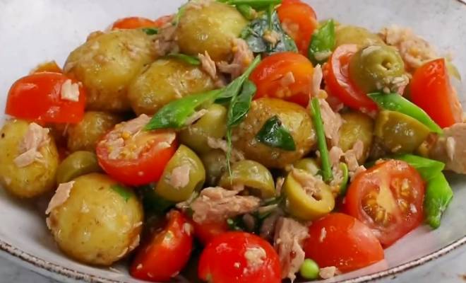 Теплый салат из молодой картошки и тунца рецепт