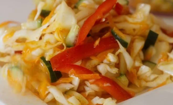 Хрустящий салат из капусты, моркови, огурцов и перцем рецепт