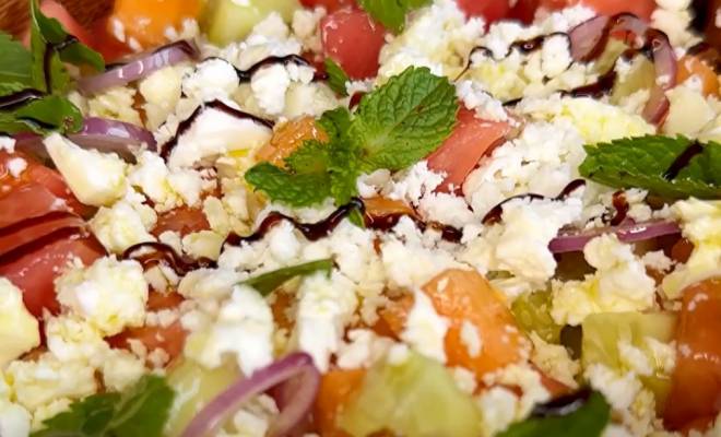 Салат из дыни, огурцов, помидоров, сыра феты и лука рецепт