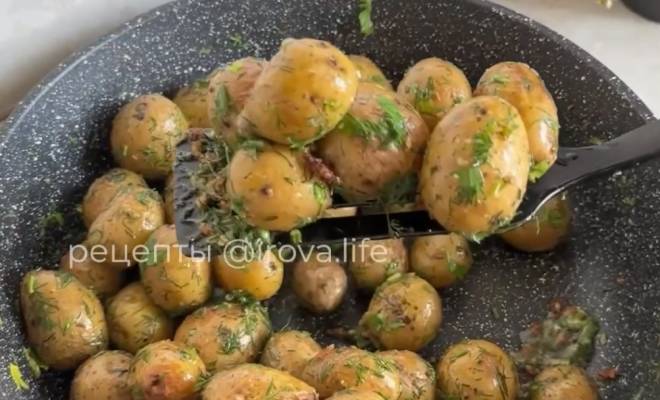 Жареная молодая картошечка на сковороде рецепт