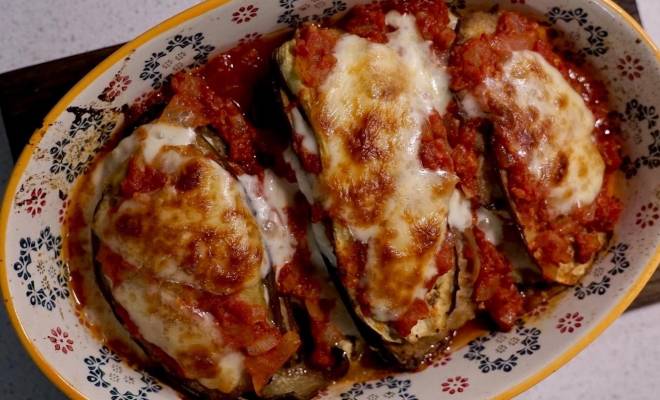 Баклажаны с луком, сыром и помидорами в духовке рецепт