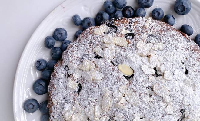 Миндальный пирог с голубикой рецепт