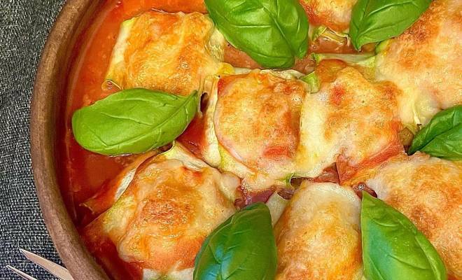 Рулетики из кабачков с тунцом, сыром и помидорами в духовке рецепт