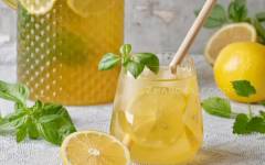 Домашний холодный чай зеленый с лимоном
