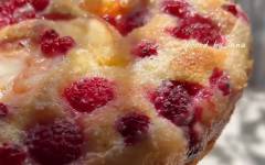Дрожжевой пирог без замеса с ягодами, фруктами и сливками