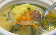 Суп с плавленым сыром, курицей, грибами и картошкой