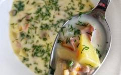 Сырный суп с копченой курицей и грибами