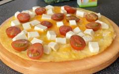 Омлет с помидорами и сыром на сковороде