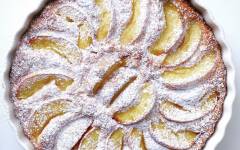 Ароматный творожный пирог с персиками