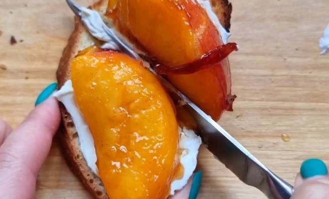 Бутерброд брускетта с персиком и сыром творожным рецепт