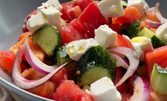 Видео Салат из помидоров, огурцов, перца, лука и сыра рецепт