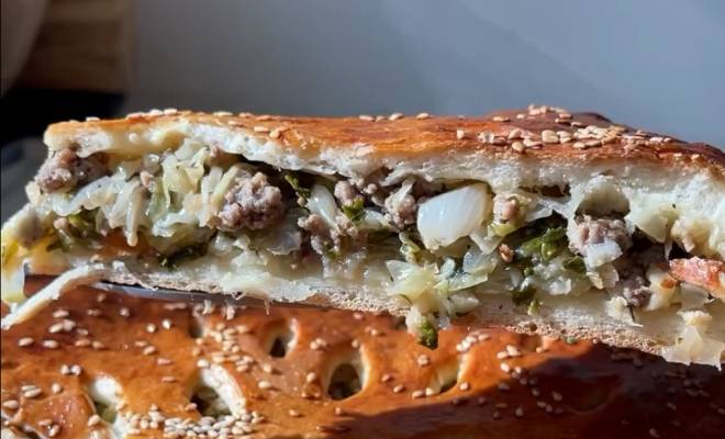 Видео Воздушный пирог с мясом и молодой капустой рецепт