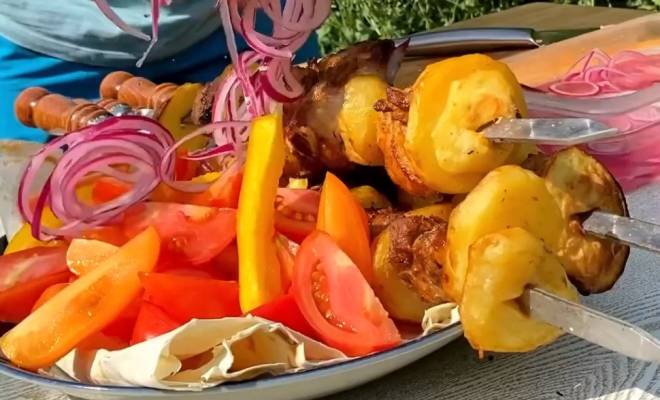 Видео Свиная грудинка с картофелем на мангале рецепт