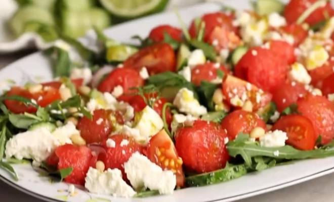 Видео Салат с арбузом, сыром, огурцами, помидорами и рукколой рецепт