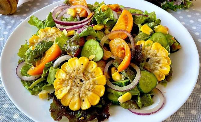 Салат с кукурузой, помидорами, огурцами и луком рецепт