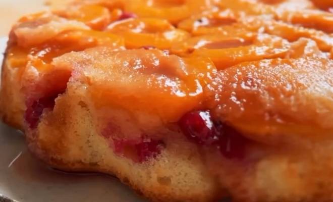 Летний перевернутый пирог с абрикосами и красной смородиной рецепт