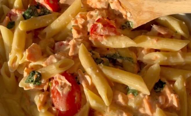 Видео Паста с красной рыбой в сливочном соусе с помидорами и шпинатом рецепт