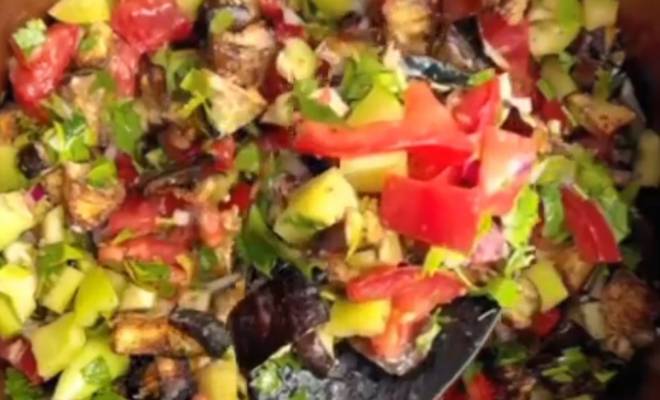 Салат с хрустящими баклажанами, помидорами, перцем и луком рецепт