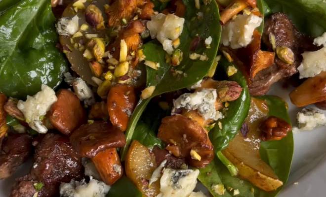 Салат с грибами лисичками с печенью, грушей и сыром рецепт
