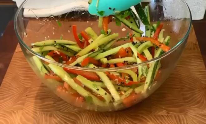 Азиатский салат из огурцов, перца и чеснока рецепт