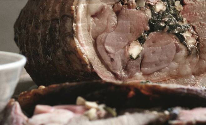 Фаршированная баранина со шпинатом и орешками рецепт