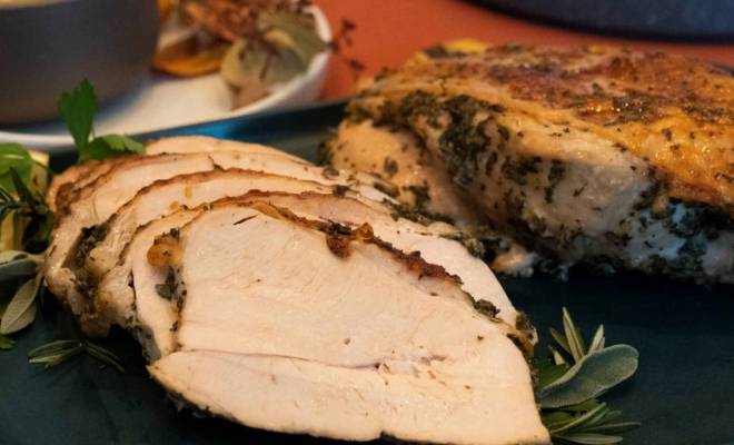 Жареная грудка индейки с соусом рецепт