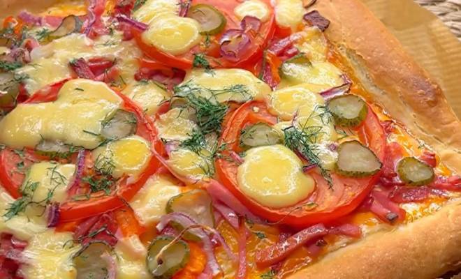 Домашняя пицца с колбасой, перцем и сыром рецепт