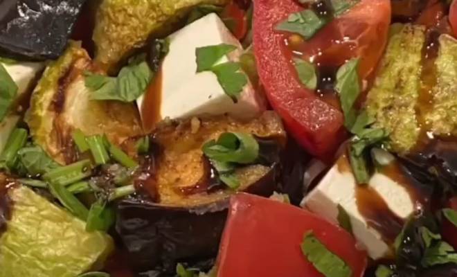 Салат с хрустящим баклажаном и кабачком рецепт