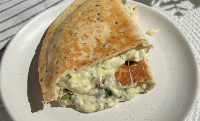 Видео Тортилья с творогом, сыром и зеленью на сковороде рецепт
