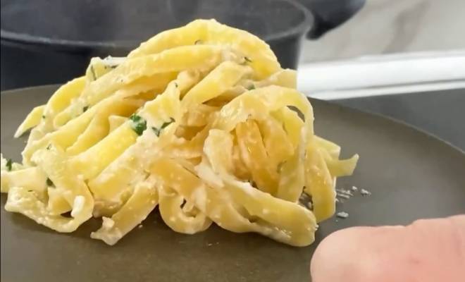 Видео Паста в сливочном соусе альфредо с сыром рецепт