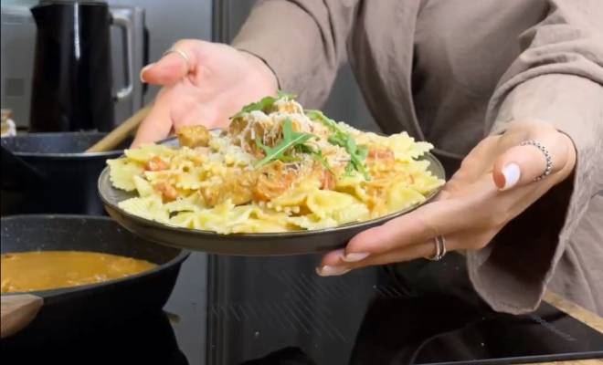 Видео Сливочная паста с курицей, помидорами, луком и чесноком рецепт