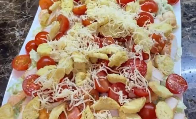 Салат цезарь с курицей, помидорами, сыром и сухариками рецепт