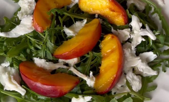 Салат с персиками, рукколой и сыром моцарелла рецепт