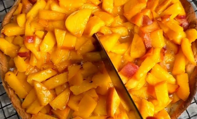 Заливной пирог с творогом и персиками рецепт