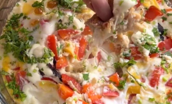 Видео Яйца с луком, томатами, перцем и сыром на сковороде рецепт