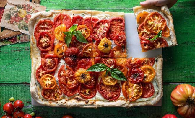 Творожно-томатный слоеный пирог рецепт