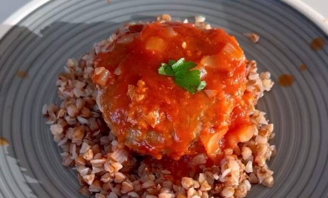 Видео Гречаники с фаршем на сковороде в томатном соусе рецепт