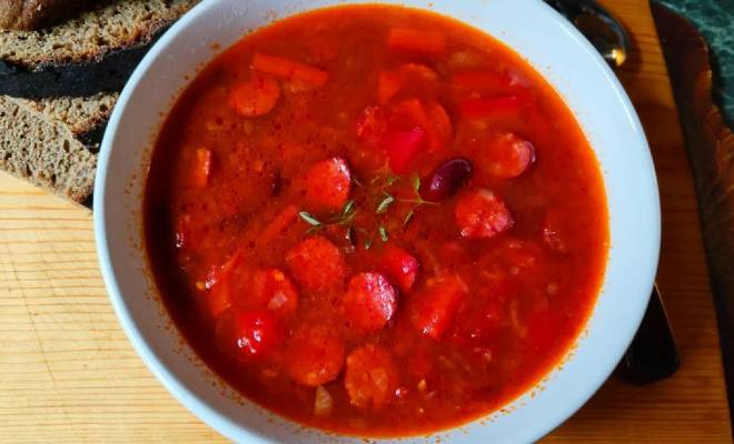 Острый томатный суп с красной фасолью и копчёными колбасками рецепт