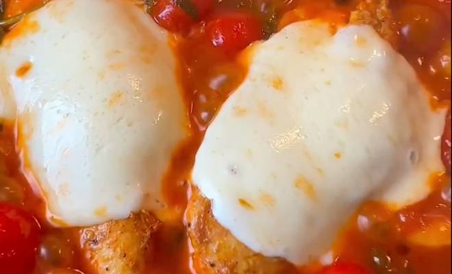 Курица с сыром моцареллой и помидорами на сковороде рецепт