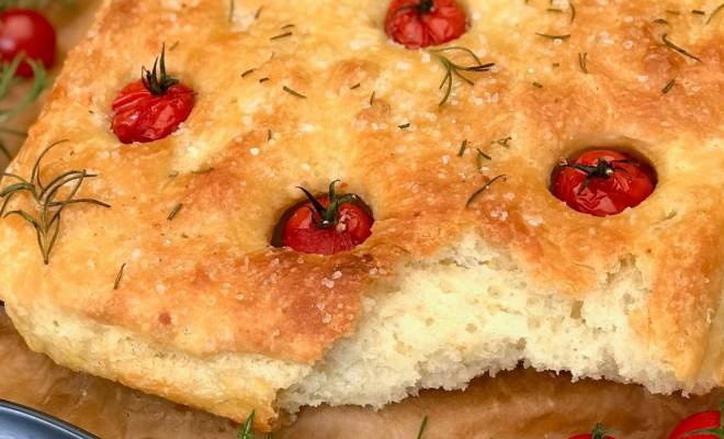 Хлеб Фокачча на картофельном тесте с розмарином и помидорами рецепт