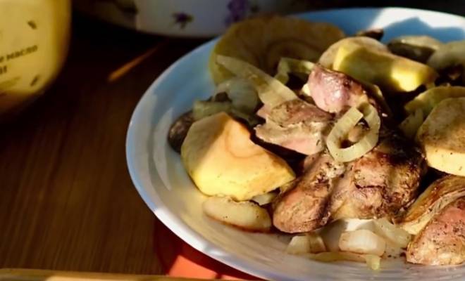Видео Куриная печень по берлински с яблоками рецепт