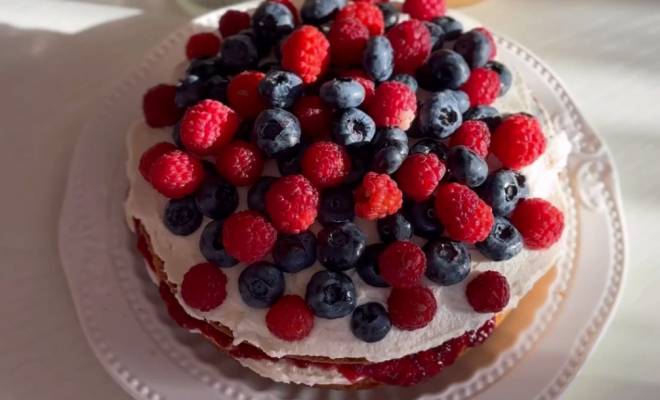 Видео Полезный торт без сахара на сметане с ягодным конфи рецепт