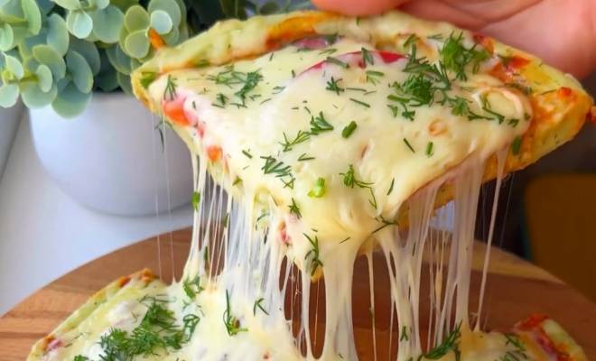 Видео Пицца на сковороде с колбасой, сыром и помидорами рецепт