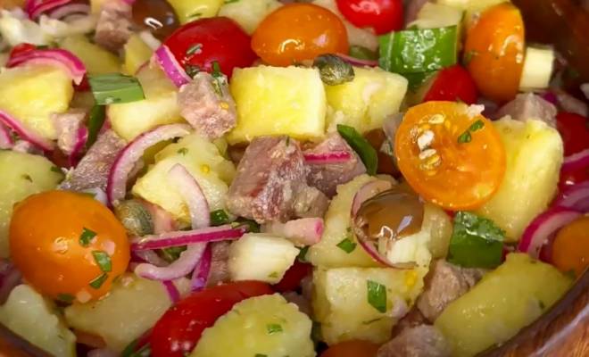 Картофельный салат с тунцом, помидорами и луком рецепт