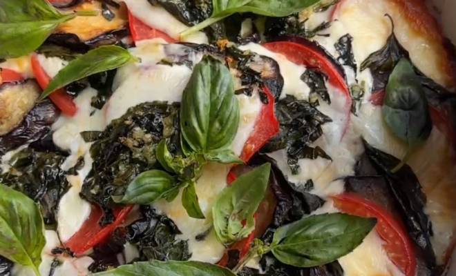 Видео Запеченный салат капрезе с моцареллой и помидорами рецепт
