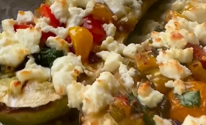 Видео Кабачки с сыром брынзой, помидорами и перцем в духовке рецепт