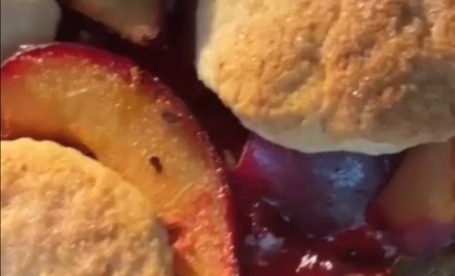 Фруктовый Коблер с пряной сливой рецепт