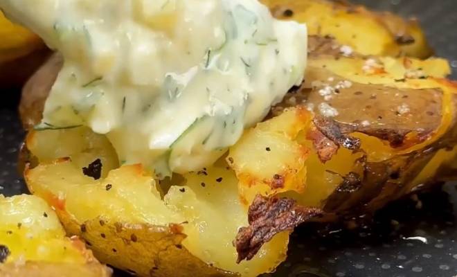 Картошка раздавленная в духовке с соусом рецепт